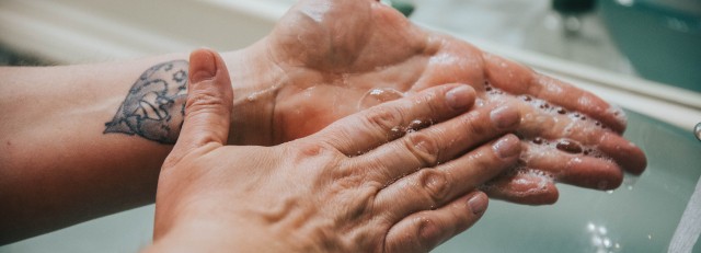 Handen wassen met zeep.jpg